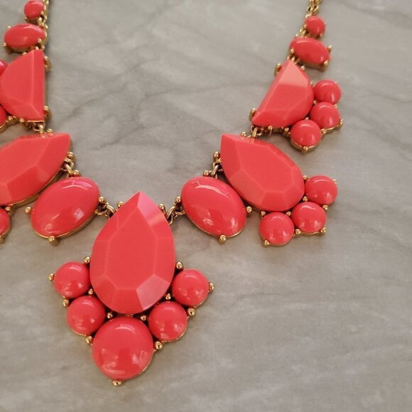 ✨ Kate Spade Day Tripper Coral Resin Rhinestones Statement Necklace ✨ - Picture 5 of 15